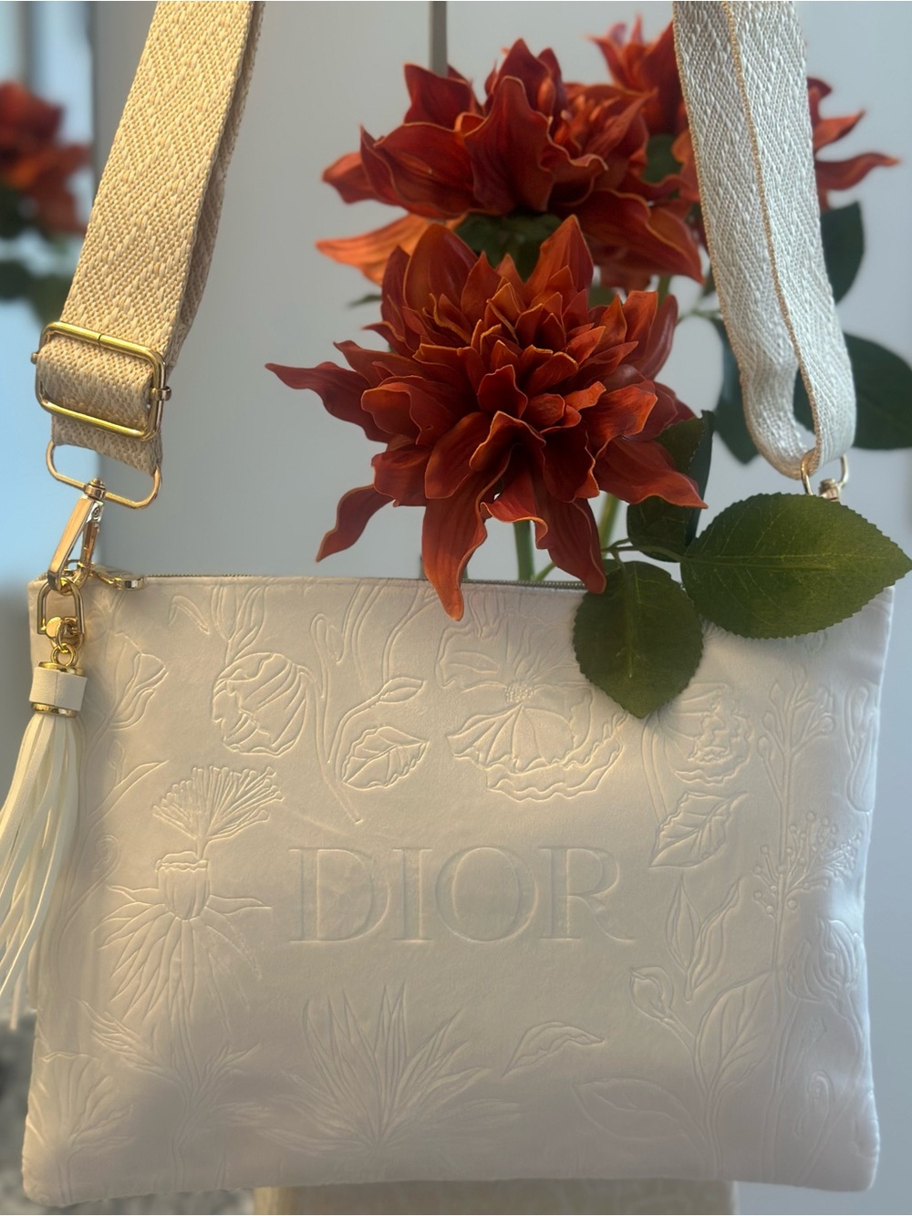 Dior White Embossed Floral Beauty/Cosmetic Bag GWP NWOT PLZ READ DESCRIPTION - Picture 6 of 6